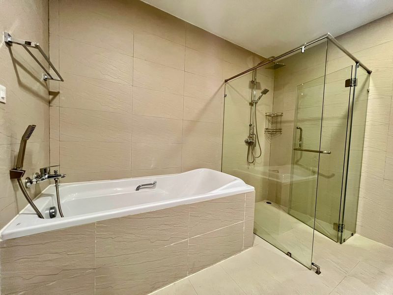 A biggest room in Gardenia for sale 4bdr 5bath