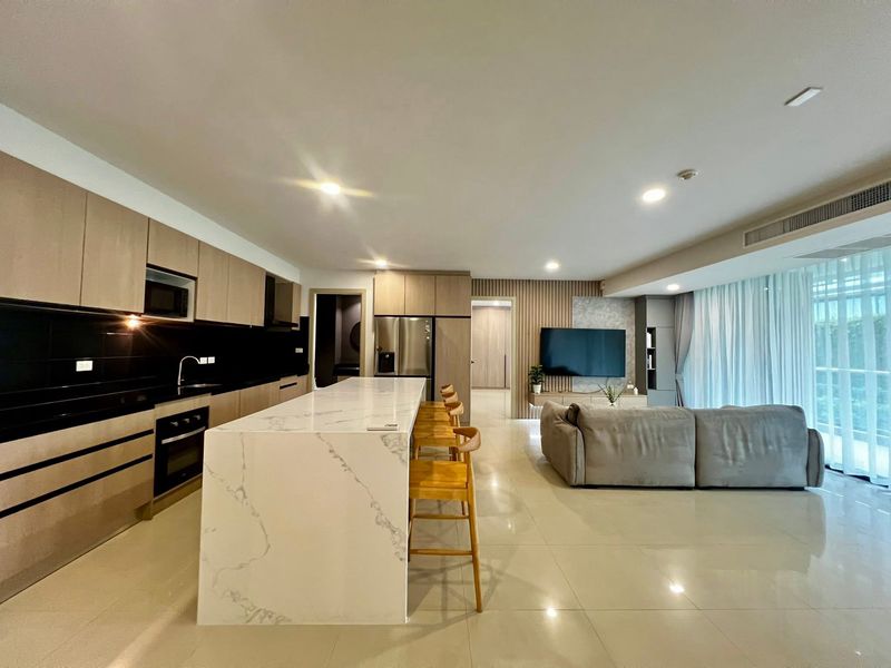 A biggest room in Gardenia for sale 4bdr 5bath