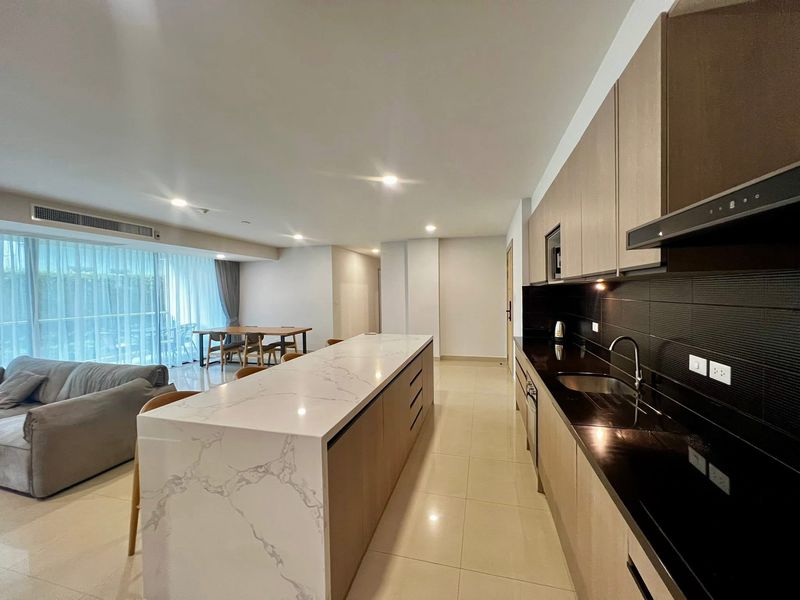 A biggest room in Gardenia for sale 4bdr 5bath