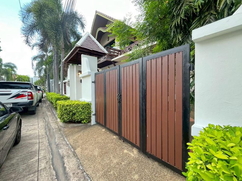 Pool Villa in Baan Natcha Village for sale
