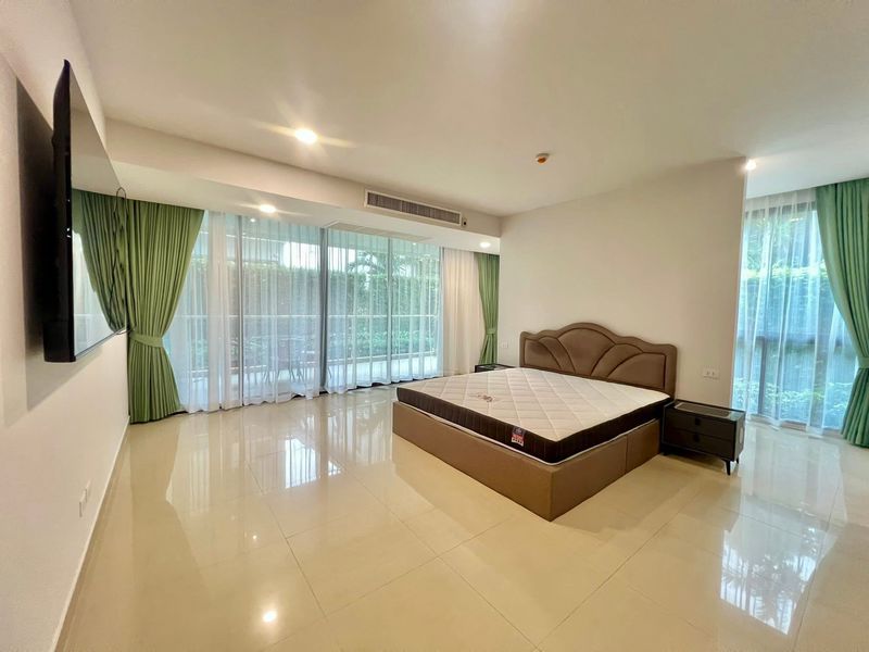 A biggest room in Gardenia for sale 4bdr 5bath