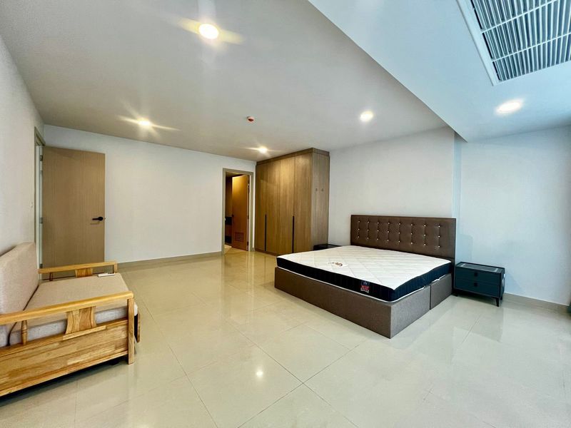 A biggest room in Gardenia for sale 4bdr 5bath