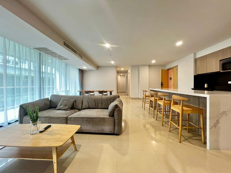A biggest room in Gardenia for sale 4bdr 5bath