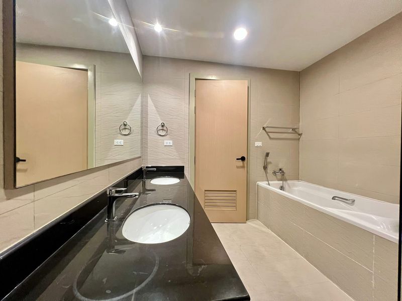 A biggest room in Gardenia for sale 4bdr 5bath