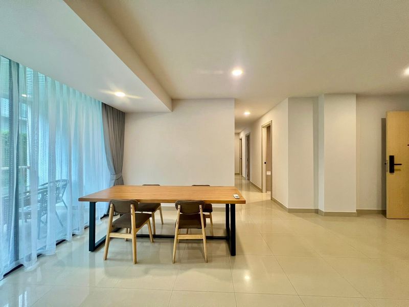 A biggest room in Gardenia for sale 4bdr 5bath