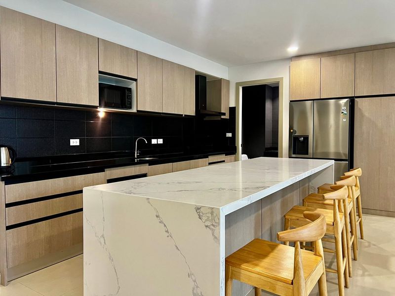 A biggest room in Gardenia for sale 4bdr 5bath