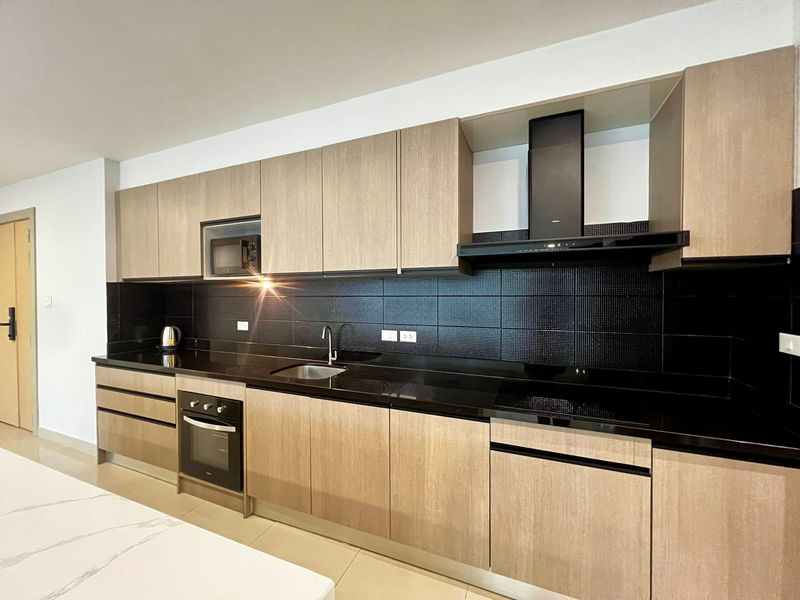 A biggest room in Gardenia for sale 4bdr 5bath