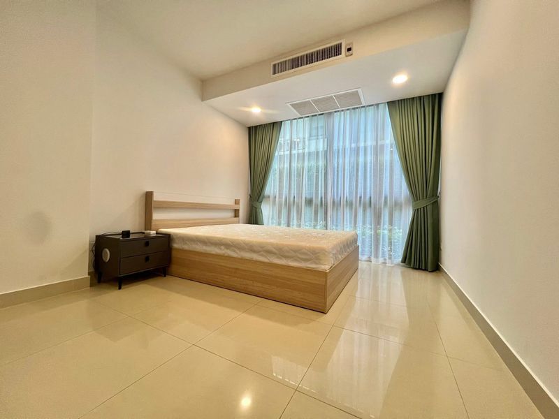 A biggest room in Gardenia for sale 4bdr 5bath